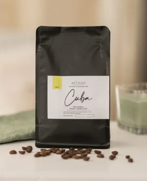 frissen pörkölt arabica szemek hűlés közben a pörkölőtálcán